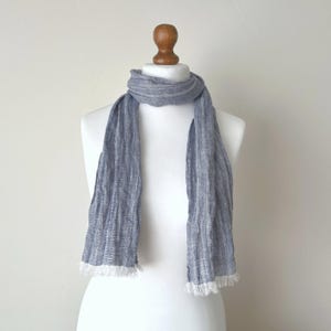 Kleiner, hellblauer Jacquard-Leinenschal: Schmaler Halsschal für Damen und Herren
