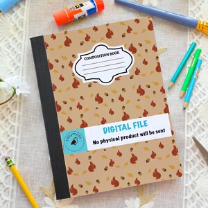 Könnte beinhalten: Ein Notizbuch mit braunem Einband mit einem Muster aus Eichhörnchen und Eicheln. Das Etikett lautet "COMPOSITION BOOK". Auf dem unteren Teil des Buches befindet sich ein weißes Etikett mit der Aufschrift "DIGITAL FILE. No physical product will be sent."