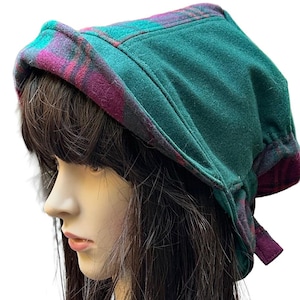 Damski wełniany kapelusz typu cloche w zielono-bordową kratę, regulowany
