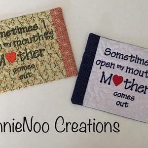 Puede incluir: Dos posavasos de tela con fondo blanco y un corazón rojo. El texto en los posavasos dice "Sometimes I open my mouth and Mother comes out".
