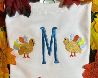 Maglietta personalizzata con iniziale di tacchino / Maglietta ricamata per il Ringraziamento per bambini / Completo con lettera personalizzata per bambini piccoli