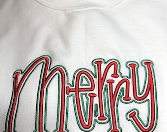 Puede incluir: Una sudadera blanca con la palabra "Merry" bordada en rojo con contornos verdes. El diseño festivo es perfecto para la temporada navideña. La sudadera está hecha de un material suave.