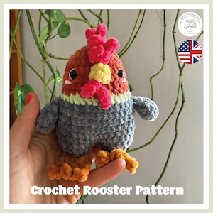 Puede incluir: Un gallo de ganchillo hecho a mano en tonos naranja, rojo, amarillo y gris. El gallo tiene una cresta roja, una barbilla amarilla y patas naranjas. El texto "Crochet Rooster Pattern" está en la parte inferior de la imagen.
