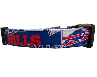 以下が含まれることがあります： バッファロー・ビルズのロゴと赤い「BILLS」の文字が入った青と白の犬用首輪です。
