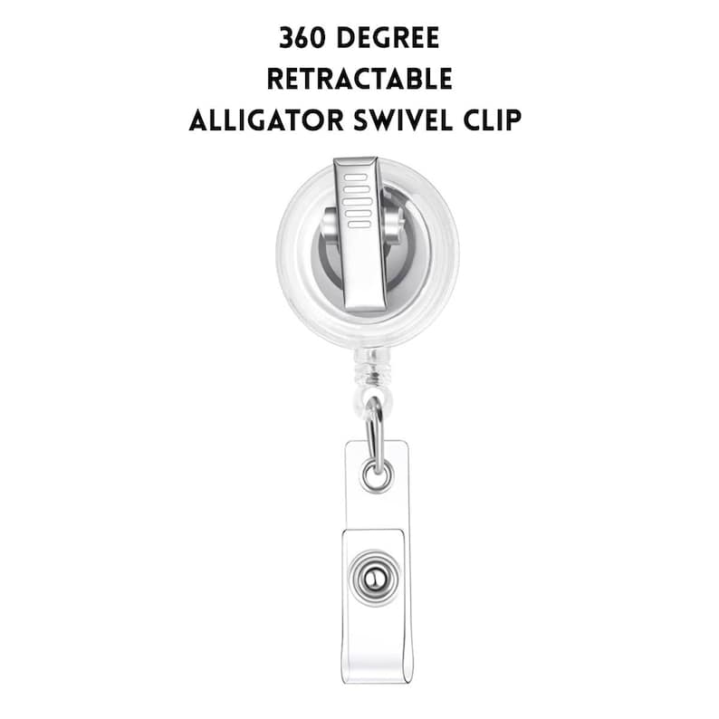 Op de afbeelding: Een doorzichtige, oprolbare badgehaspel met een alligator-draaiclips. De haspel heeft een zilveren metalen clip en een doorzichtige plastic band om een badge aan te bevestigen. De tekst op de afbeelding luidt: "360 Degree Retractable Alligator Swivel Clip."