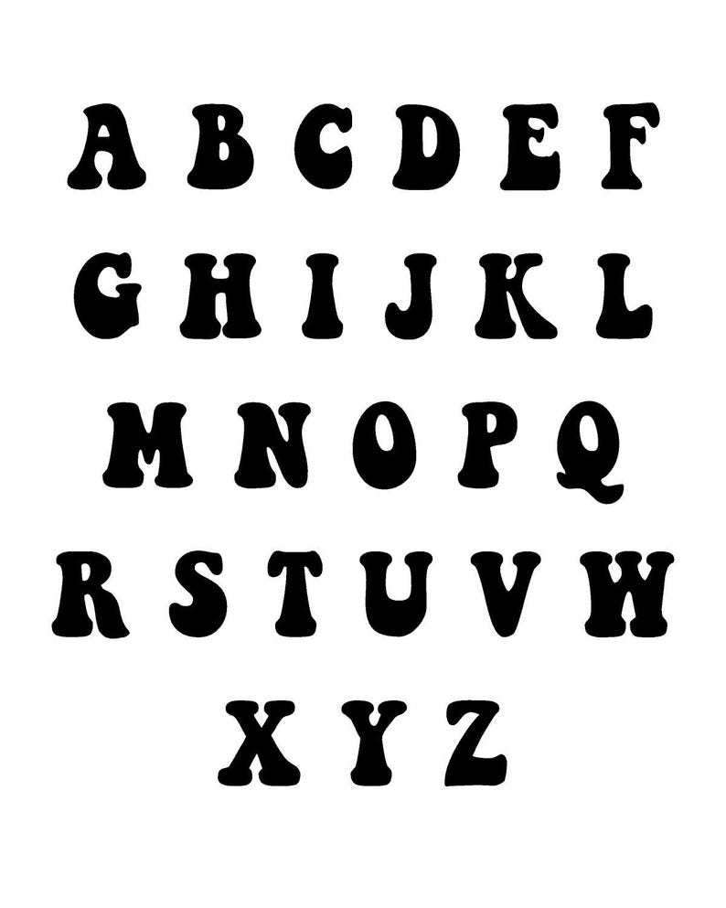 K&ouml;nnte beinhalten: Ein vollst&auml;ndiger Satz von Gro&szlig;buchstaben des englischen Alphabets von A bis Z, dargestellt in einer fetten, schwarzen, abgerundeten und wellenf&ouml;rmigen Schriftart. Die Zeichen sind in f&uuml;nf horizontalen Reihen angeordnet und einheitlich.