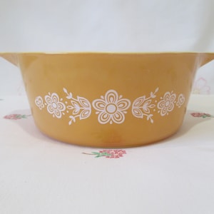 Pyrex Butterfly Gold 475 2 1/2 Quart Casserole Dish without Lid
