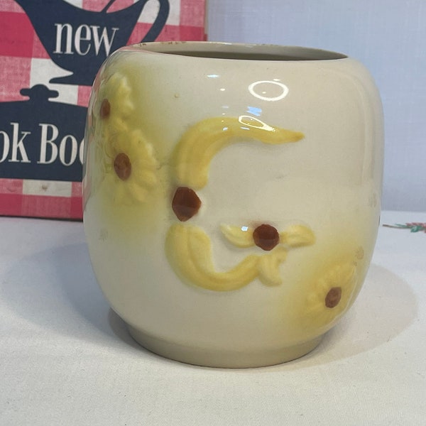 Hull Pottery Grease Jar with Yellow Daisies without Lid