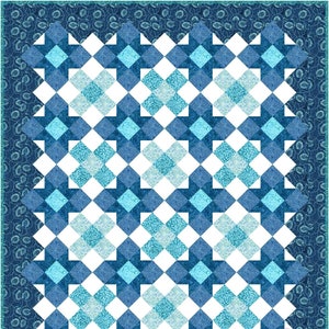 Könnte beinhalten: Eine blaue und weiße Steppdecke mit einem geometrischen Muster. Die Steppdecke besteht aus Quadraten und Rauten, und das Muster wiederholt sich über die gesamte Steppdecke. Die Steppdecke ist mit einem dunkelblauen Stoff mit Blumenmuster eingefasst. Die Steppdecke ist in der rechten unteren Ecke mit "Busy Hands Quilts" beschriftet.