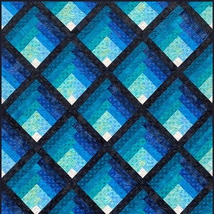 Könnte beinhalten: Eine Steppdecke mit einem geometrischen Muster aus blauen und weißen Rauten. Die Rauten sind in einem Gittermuster angeordnet, und die Steppdecke ist mit Schwarz eingefasst. Die Steppdecke wird von Busy Hands Quilts hergestellt, einem Unternehmen, das handgefertigte Steppdecken herstellt.