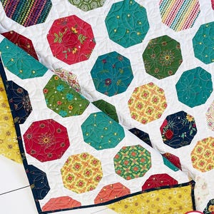 7 Größen Wild Blooms Quilt Pattern PDF DIGITAL DOWNLOAD, Baby Lap Throw Twin Full Queen King, Charms Layer Cakes, Fat Quarters, Busy Hands