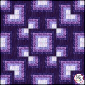 Op de afbeelding: Een paars en wit quiltblokpatroon met een herhalend ontwerp van vierkanten en rechthoeken. Het quiltblok is gemaakt van verschillende tinten paars en wit. Het quiltblok is omgeven door een donkerpaarse rand.