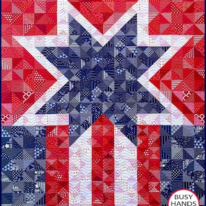 Puede incluir: Una colcha roja, blanca y azul con una gran estrella en el centro. La estrella está hecha de cuadrados de tela azul y blanca. La colcha está hecha de cuadrados más pequeños de tela roja, blanca y azul. La colcha se titula "Busy Hands Quilts".