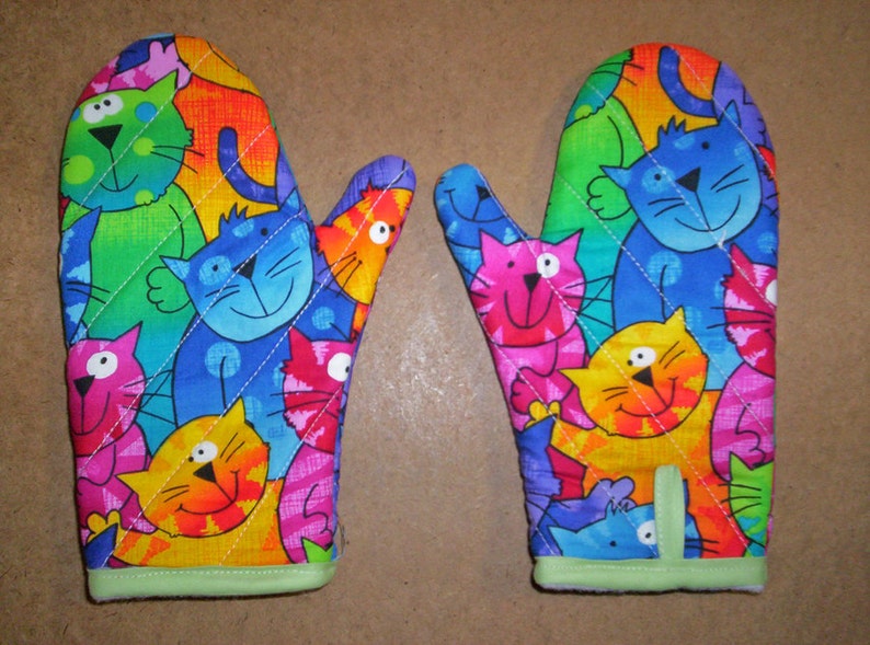 Child or junior size oven mitts pair