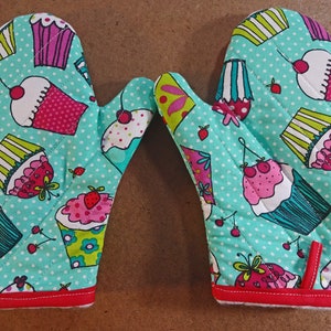 Child or Junior size oven mitts, pair, Cupcakes on Turquoise