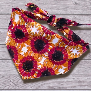 Pañuelo para perro con girasol hecho a mano / Pañuelo de algodón estampado para el cuello de tu mascota / Bufanda retro floral para cachorros / Regalos de verano y otoño