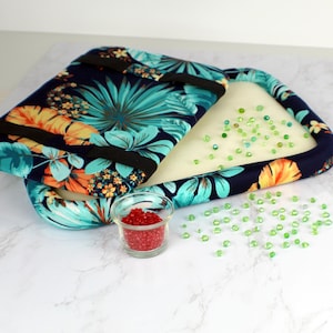 Deluxe Perlenbrett mit Abdeckung für die Schmuckherstellung - Tragbare Perlenmatte für seriöse Perlenarbeiten - 26 x 35 cm