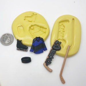 Puede incluir: Molde de silicona para hacer decoraciones de pastel con temática de hockey. El molde incluye un palo de hockey, un disco, una camiseta de hockey y un par de patines.
