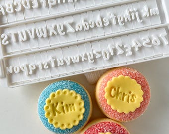 Alfabetletterset Leuk lettertype Maak je eigen tekst voor koekje, fondantcupcakes