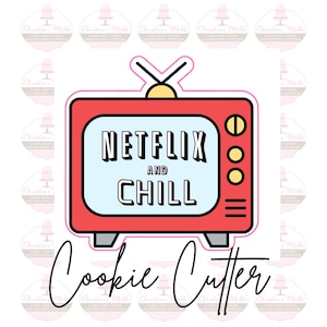 Pode incluir: Cortador de biscoitos vermelho e branco em forma de televisão vintage com o texto "NETFLIX AND CHILL" na tela.