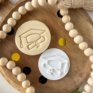 Molde para galletas y fondant con forma de birrete y diploma de graduación