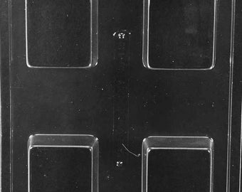 Puede incluir: Un molde de plástico transparente con cuatro cavidades rectangulares. El molde está diseñado para hacer jabón o barras de chocolate.