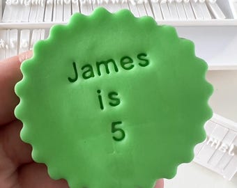 Sans Serif-alfabet koekjesstempelset: aangepaste tekst, fondantcupcakes