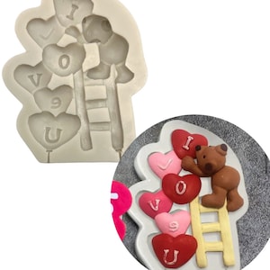 Może przedstawiać: Forma silikonowa do tworzenia ozdoby na tort z brązowym niedźwiedziem wspinającym się po drabinie, aby dosięgnąć stosu serc w kształcie balonów, które tworzą napis "I LOVE YOU".