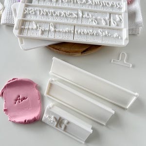Conjunto de letras del alfabeto. Cree su propio texto personalizado para galletas, cupcakes de fondant.