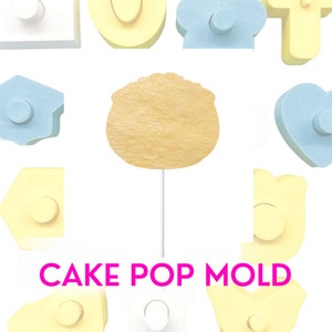 Könnte beinhalten: Ein Set aus gelben und blauen Cake-Pop-Formen in verschiedenen Formen, darunter ein Haus, ein Herz, eine Wolke, eine Eins und eine runde Form. Die Formen sind aus Kunststoff und haben eine glatte Oberfläche. Der Text "CAKE POP MOLD" ist in rosa Buchstaben unter den Formen gedruckt.