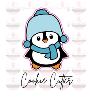 Könnte beinhalten: Ein Ausstecher in Form eines Pinguins mit hellblauer Mütze und Schal. Der Pinguin hat einen schwarzen Körper, einen weißen Bauch, orangefarbene Füße und einen rosa Umriss. Der Text "Cookie Cutter" steht darunter in Schreibschrift.