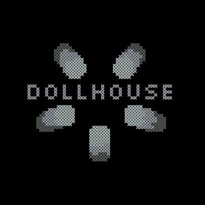 Peut inclure: Un logo pixelisé noir et blanc avec le mot "DOLLHOUSE" au centre. Le logo est composé de six formes pixelisées grises disposées en cercle autour du mot.