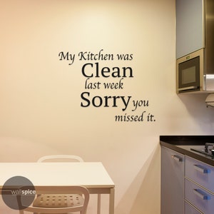 Könnte beinhalten: Ein Küchenwandaufkleber mit dem Text "Meine Küche war letzte Woche sauber. Schade, dass du es verpasst hast."