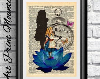 Stampa artistica di Alice nel Paese delle Meraviglie, fiore di loto blu su pagina di un dizionario antico