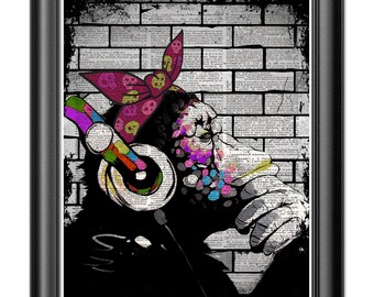 Banksy DJ mulher Macaca em impressão de página de livro de dicionário antigo. Arte de rua Banksy graffiti art, Banksy Poster, Banksy Picture