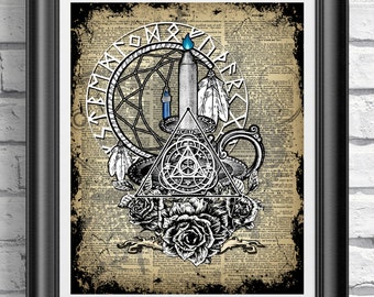 Impresión wiccana de brujería, atrapasueños, vela y cristal, arte de libros en técnica mixta, arte oculto, página de libro de diccionario, pentagrama
