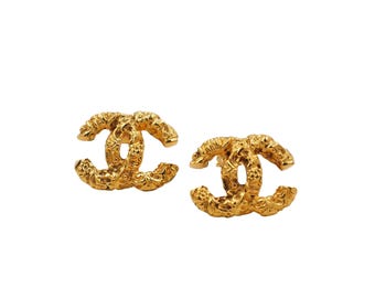 Pendientes con el logotipo de oro de Chanel 1993
