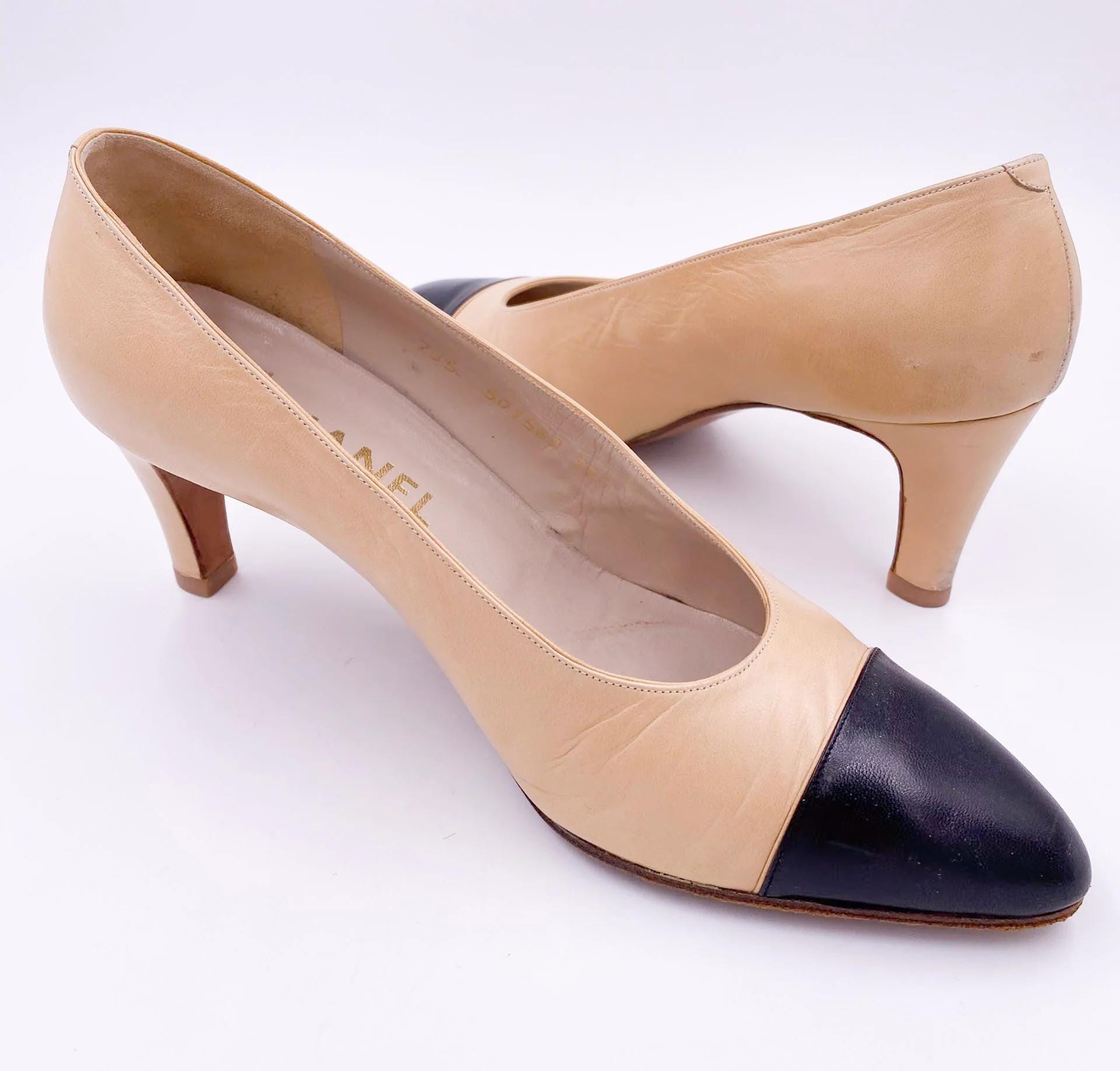 靴 Chanel Pumps Heel Leather Vintage Chanel Pumps off White With Black Leather Toe - Etsy