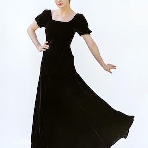 1930&#39;s Vintage Black Velvet Gown