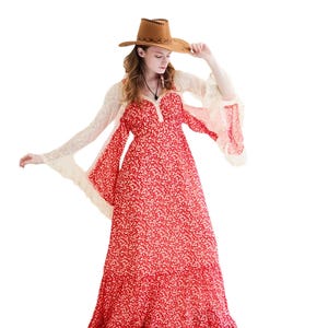 Vestido estilo pradera vintage de Gunne Sax con mangas acampanadas y encaje con estampado de cerezas rojas