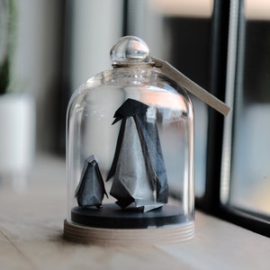 Scultura di pinguino origami. Annuncio di nascita. Regalo di gravidanza. Decorazione in bianco e nero. Tassidermia. Curiosità del gabinetto. mamma, bambino, bambino