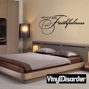 Puede incluir: Un dormitorio con una cama y una calcomanía de pared que dice "Great is His Faithfulness".