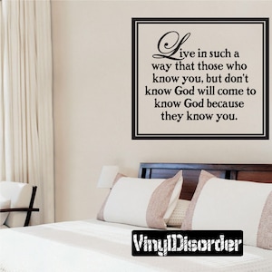 Puede incluir: Pegatina de pared en blanco y negro con una cita que dice "Vive de tal manera que aquellos que te conocen, pero no conocen a Dios, llegarán a conocer a Dios porque te conocen."