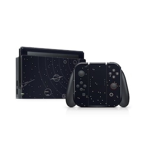 Pode incluir: Um console Nintendo Switch preto e controladores Joy-Con com um design temático de galáxia. O design apresenta contornos brancos de planetas e estrelas em um fundo preto.