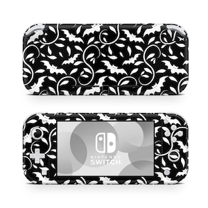 Puede incluir: Piel para consola Nintendo Switch Lite en blanco y negro con un patrón de murciélago y vid. La piel presenta un patrón repetitivo de murciélagos volando a través de vides.