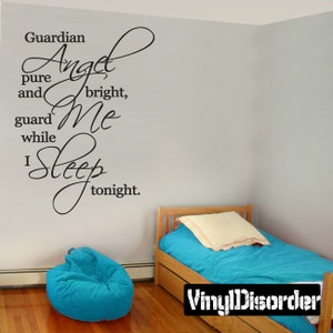 Puede incluir: Un vinilo decorativo negro con las palabras "Guardian Angel pure and bright, guard Me while I Sleep tonight." en una fuente cursiva. El vinilo está en una pared gris claro. Una cama con una colcha azul y un puf están en la habitación.