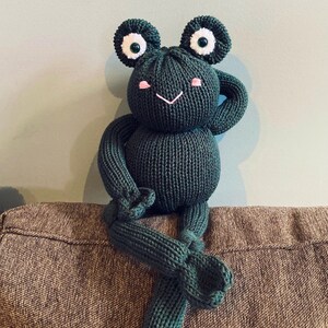 Ferdinand the knitted frog