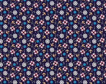 Könnte beinhalten: Ein nahtloses Muster mit nautischen Motiven auf dunkelblauem Hintergrund. Das Muster enthält weiße Schiffsräder, rot-weiße Rettungsringe, gelbe Anker und blaue Muscheln.