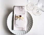 Espace réservé/menu (2 PCs) « M. et Mme » pour les mariages et occasions spéciales avec Bourgogne satin rose