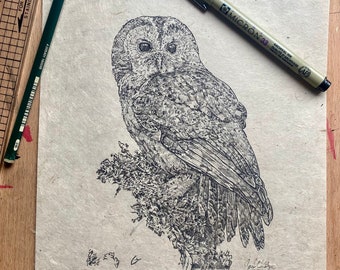 De uil. Pen- en inkttekening op handgemaakt Nepalees Lokta-papier.